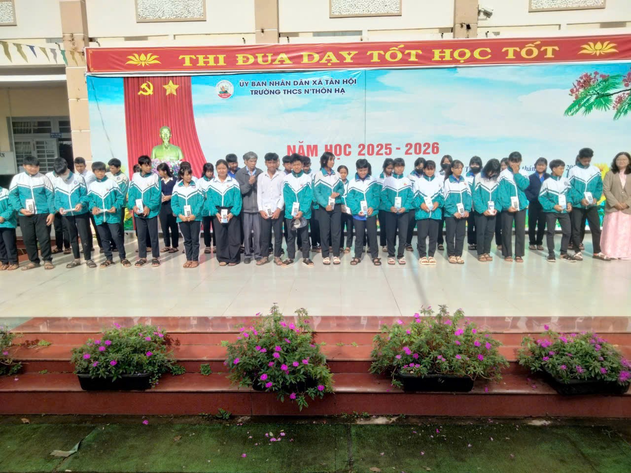 TRAO MÁY TÍNH CẦM TAY CHO HỌC SINH CÓ HOÀN CẢNH KHÓ KHĂN