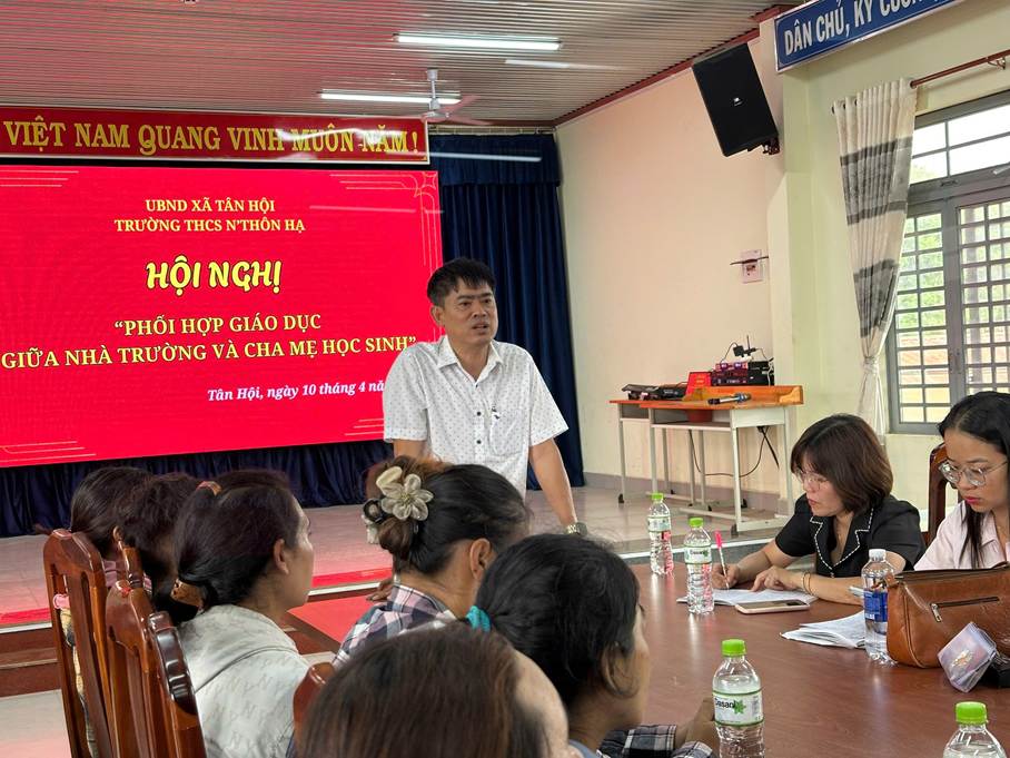 ''''''''A person standing in front of a group of people sitting at a table

AI-generated content may be incorrect.''''''''