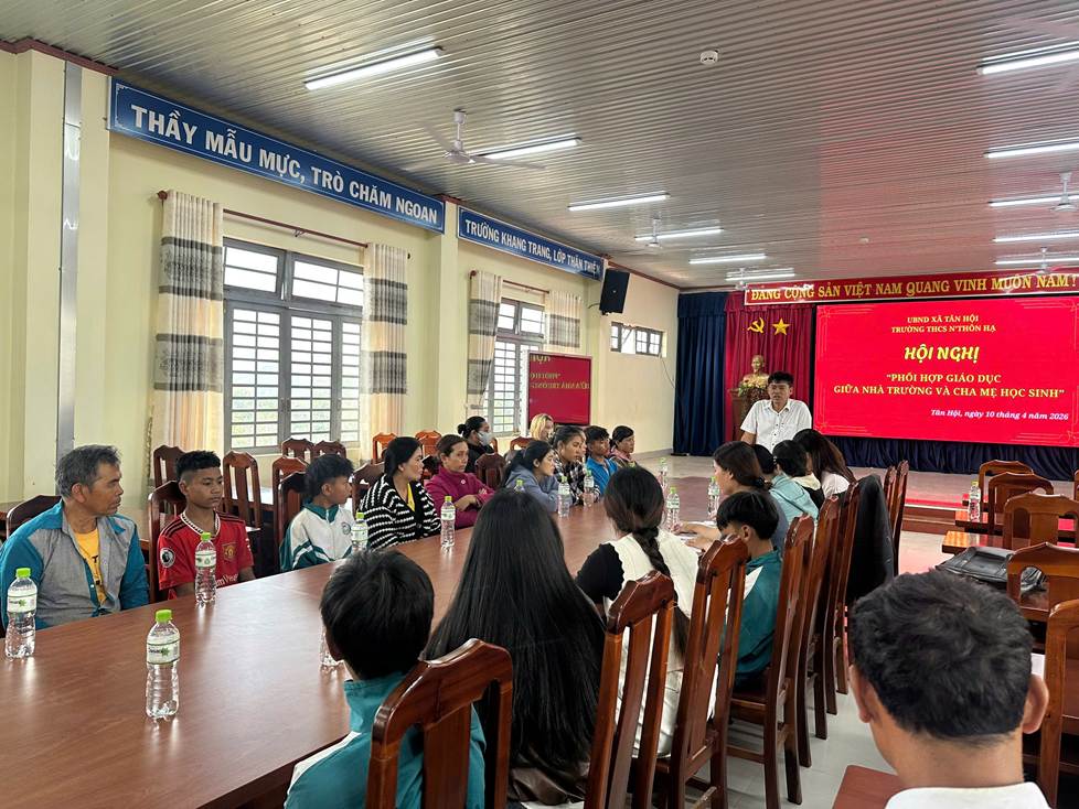 ''''''''A group of people sitting at a table in a room

AI-generated content may be incorrect.''''''''