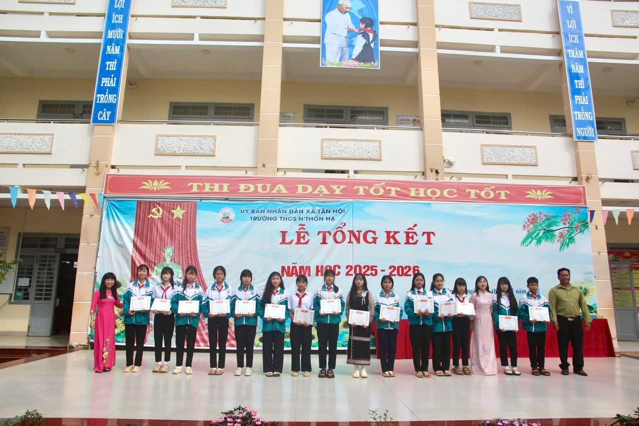 ''''''A group of young people holding certificates

AI-generated content may be incorrect.''''''